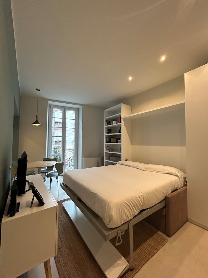 سرير مريح وسريع التلاشي. يجب دعوة رافعة إلى السرير للنزول الذي سيكون على قاعدة الأريكة.