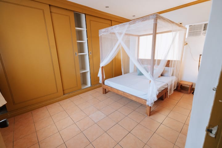 מיטת קווין סייז אחת, שבה יכולים להתארח בנוחות עד 2 אנשים.