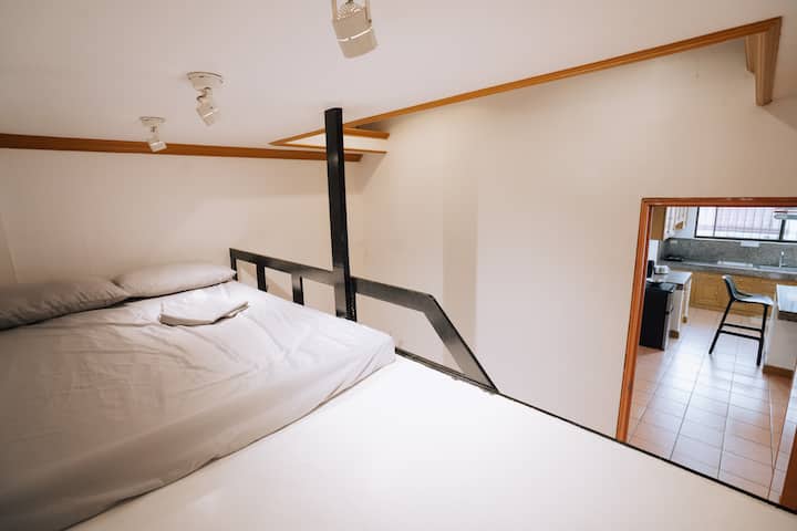 חדר שינה 2 הוא חדר בסגנון לופט הממוקם בקומה השנייה, עם שתי מיטות קווין סייז שיכולות להכיל בנוחות 4 עד 6 אנשים.
