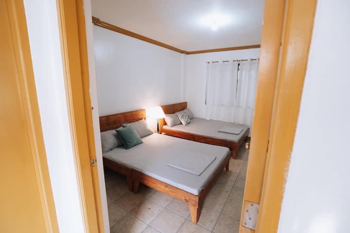 חדר שינה ממוזג 3 ממוקם בקומה הראשונה וכולל 2 מיטות קווין סייז, שמתאימות בנוחות ל-4 אנשים.