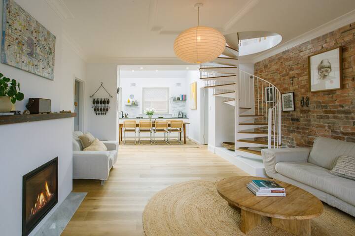 Spacious 4BR Manly Home near Beach & Ferry. gallery image 2