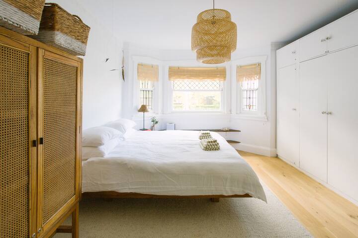 Spacious 4BR Manly Home near Beach & Ferry. gallery image 3