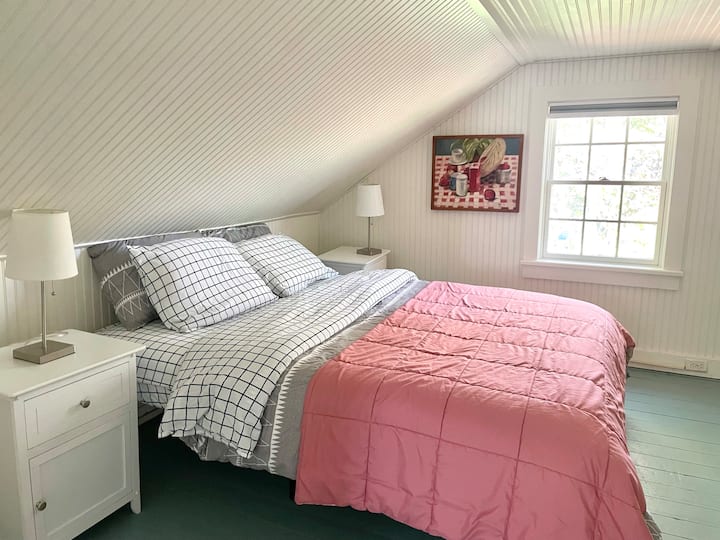 Ова е една од спалните соби во спалната соба, куќата на спрат има 2 спални соби, 2 дневни соби, без бања.