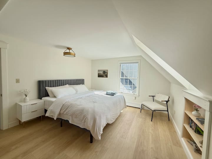 Спална соба во апартманот со една спална соба над гаражата