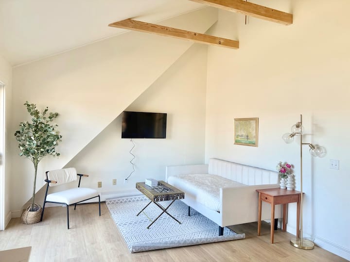 Дневна соба во апартманот со една спална соба над гаражата