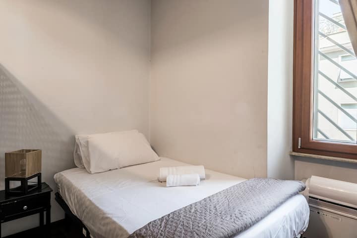 Esta cama es francesa, tiene capacidad para 1 persona y media.
