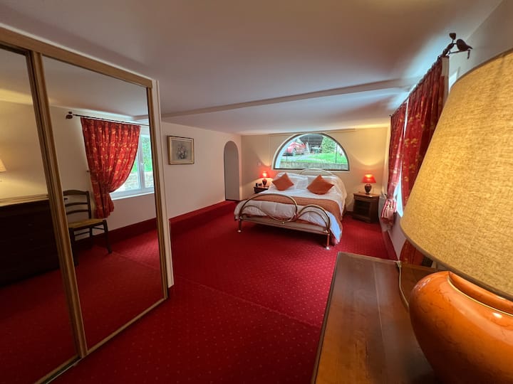 主卧1，带浴缸浴室，可欣赏泳池景观，床160 x 200