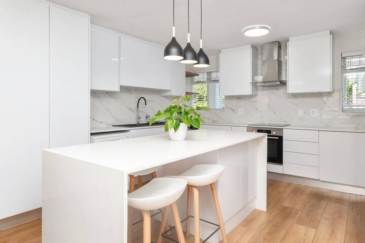 Sunny 2bed2bath -30 secs to Prom gallery image 2