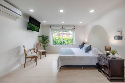 Casa Familiar con Mesa de Billar y Cine