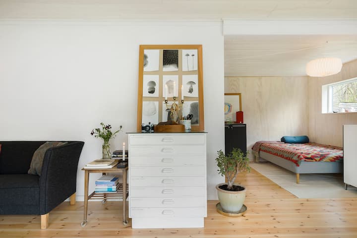 La cama principal 140x200 se encuentra en la sala de estar de la sala de estar, se mueve un poco por la habitación dependiendo de las necesidades. Ya sea que se trate de una vista al jardín con la que prefieres despertarte o una vista de la estufa de leña (agradable en invierno)