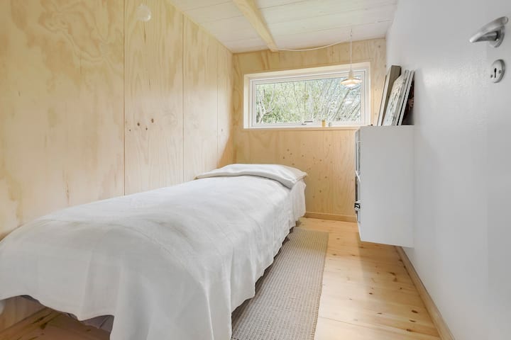 Dormitorio pequeño con una cama de una plaza