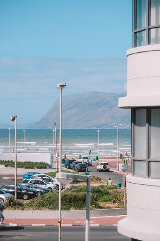 Sonder Surf – Modern Apartment with Ocean View