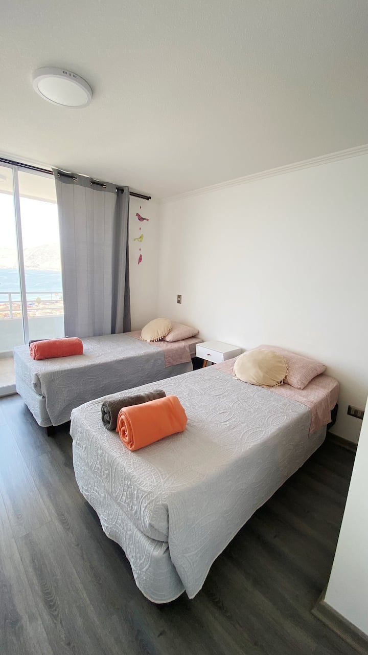 ห้องพักรองมีเตียงเดี่ยวสองเตียง ห้องพักมีห้องน้ำ