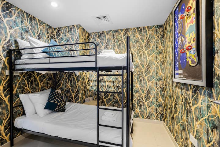 4. spavaća soba: krevet na kat s vrhunskim madracem od 5* i čistom vrhunskom posteljinom za vašu udobnost. Zasebna kupaonica s tušem.