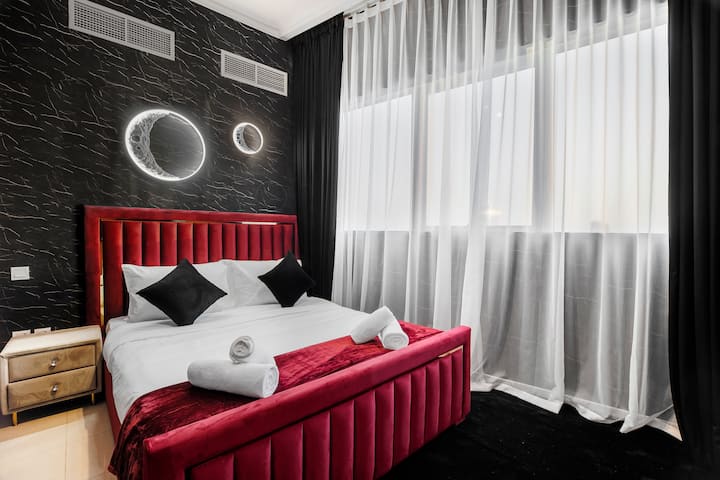 Spavaća soba 2: bračni krevet (širine 150-179 cm) s vrhunskim madracem s 5*. Sjenila za zamračivanje i svježa vrhunska posteljina za vašu udobnost. Smart TV s Netflixom, YouTube.