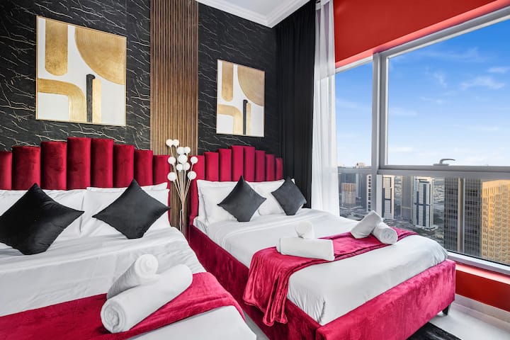 Spavaća soba 1: dva bračna kreveta s vrhunskim madracem od 5*, komoda s ogledalom za osvjetljenje. Sjenila za zamračivanje i svježa vrhunska posteljina za vašu udobnost. Zasebna kupaonica. Odavde se izlazi na drugi balkon.