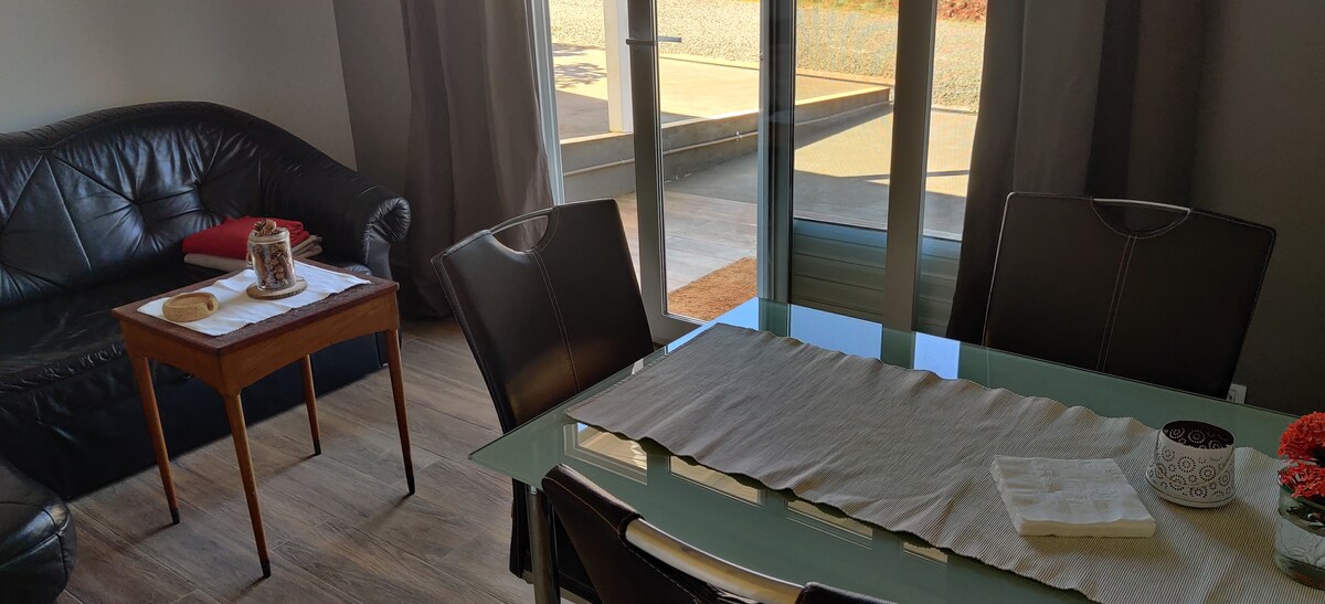 ห้องนั่งเล่นพร้อมเตียงโซฟาและโต๊ะรับประทานอาหาร