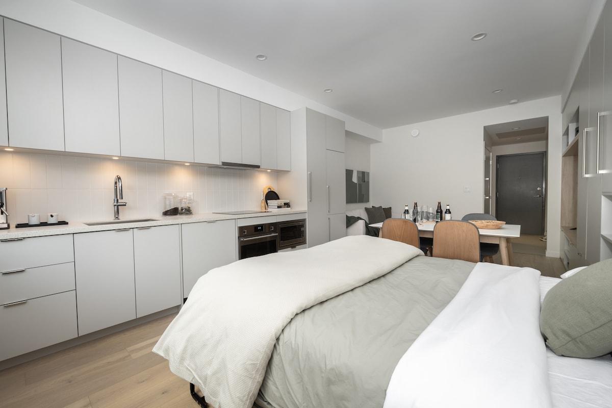 Krevati i rehatshëm Murphy që fton për t 'u çlodhur. Studio ka një kuzhinë të bukur me stil, që ndërthur rehatinë dhe funksionalitetin për arratisjen e përsosur malore.