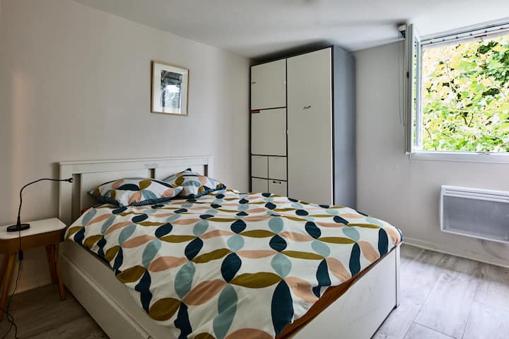 ห้องพักมีเตียงคู่และวิวจากห้องพัก