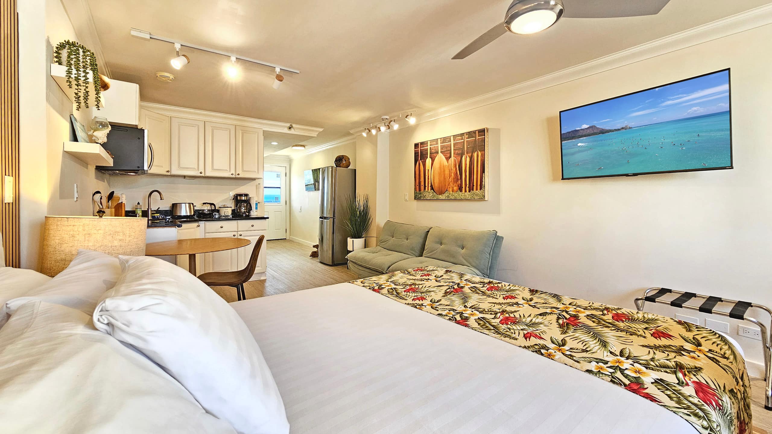 Sundeck Level—Queen Bed & Sofa-Bed+Full Kitchen - Image 32