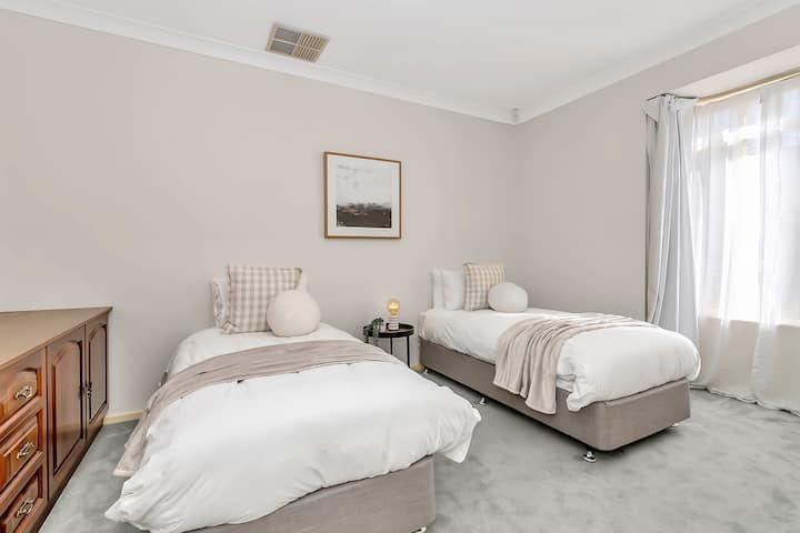 חדר השינה השלישי המקסים מציע שתי מיטות נפרדות, אידיאלי לנסיעה עם הילדים. 