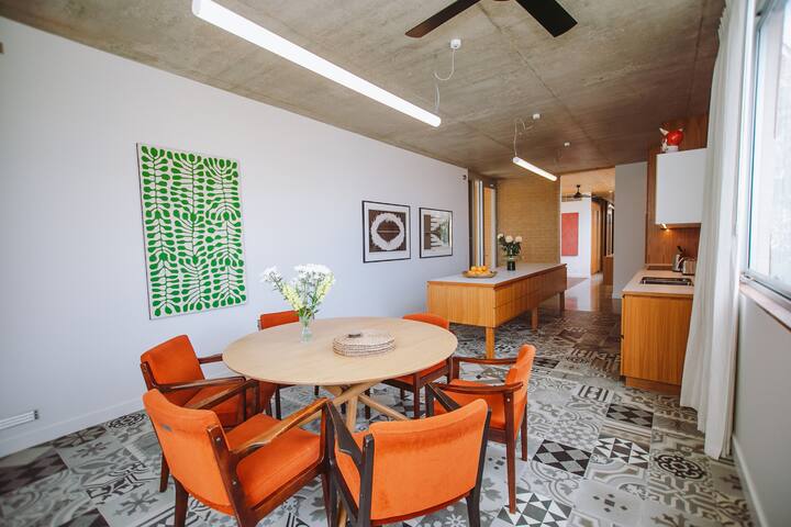 Contemporary Beachfront Home gallery image 2