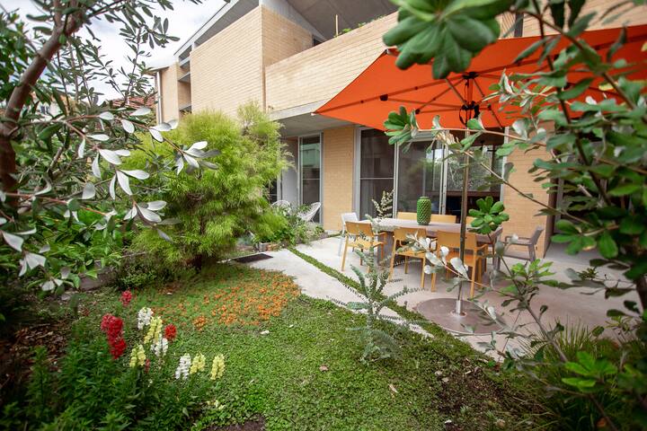 Contemporary Beachfront Home gallery image 3