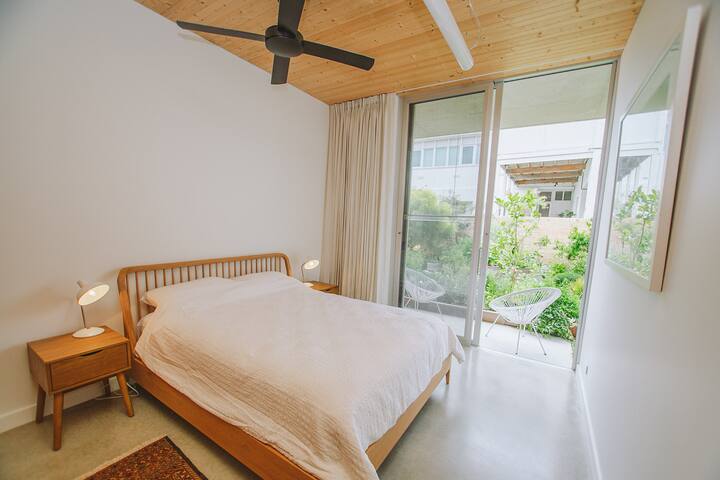 Contemporary Beachfront Home gallery image 5