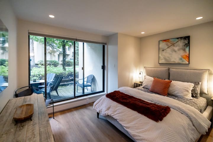 ¡Experimenta Snowberry Villas en Whistler, Canadá! Disfruta de la comodidad de una cama tamaño queen con acceso directo a tu patio privado, el lugar perfecto para relajarse, descansar y disfrutar del aire fresco de la montaña.