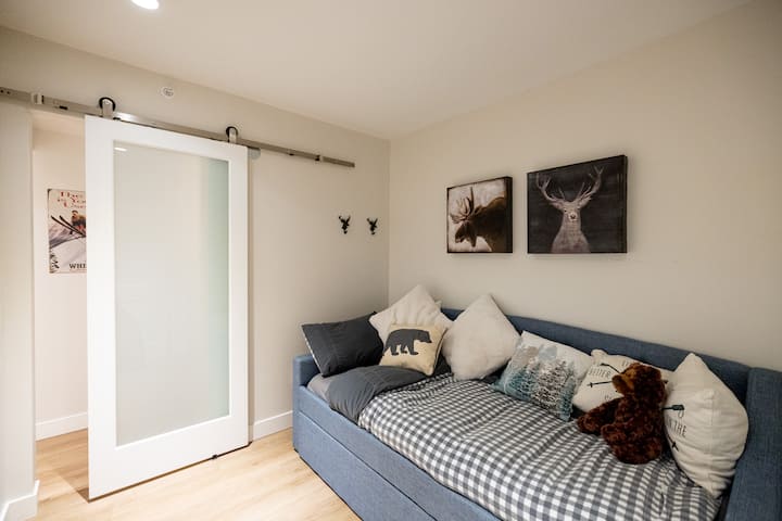  Este espacio cuidadosamente diseñado cuenta con una cómoda cama y una cómoda cama de día, por lo que es perfecta para relajarse o acomodar a los más pequeños. Esto está adornado en tonos naturales relajantes, realzando el ambiente sereno.