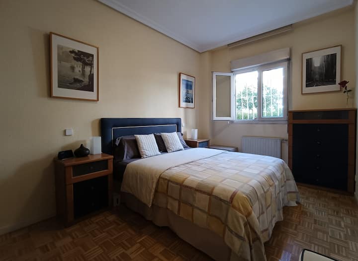 Chambre principale spacieuse avec fenêtre sur cour intérieure très calme. La chambre dispose de deux grandes armoires indépendantes, confortable, miroir et salle de bain à l'intérieur de la chambre.