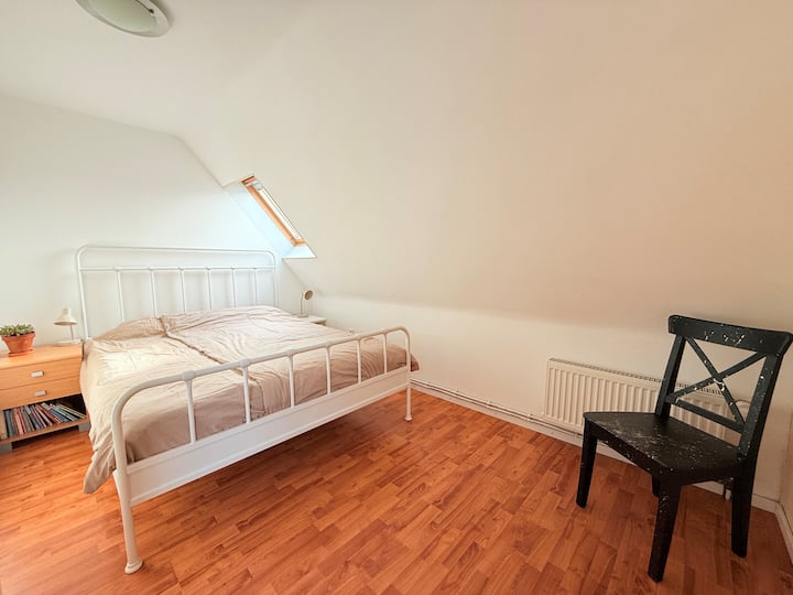 חדר שינה עם מיטה זוגית (160x200 ס"מ) בקומה הראשונה.