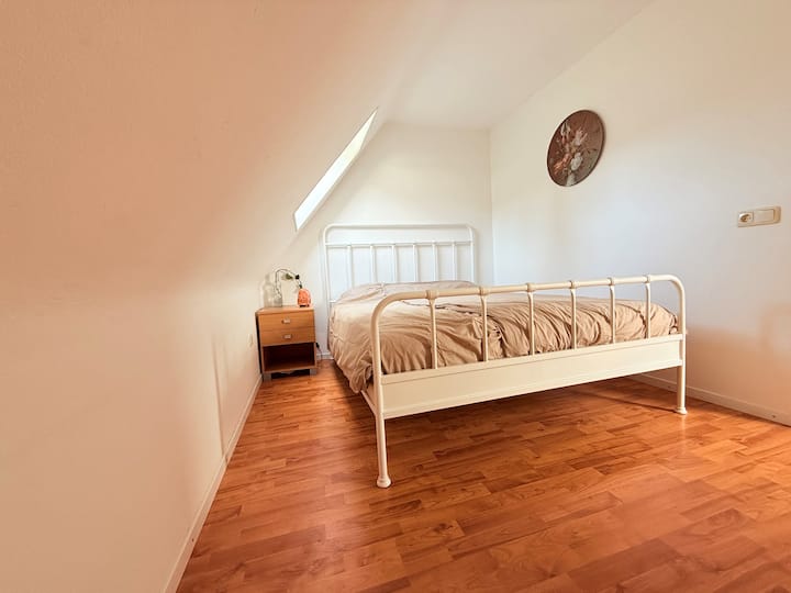 חדר שינה עם מיטה זוגית (160x200 ס"מ) בקומה הראשונה.