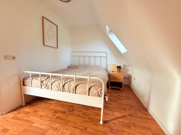 חדר שינה עם מיטה זוגית (160x200 ס"מ) בקומה הראשונה.