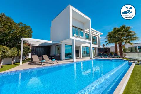 Elegant Villa with Heated Pool, BBQ & Outdoor Area