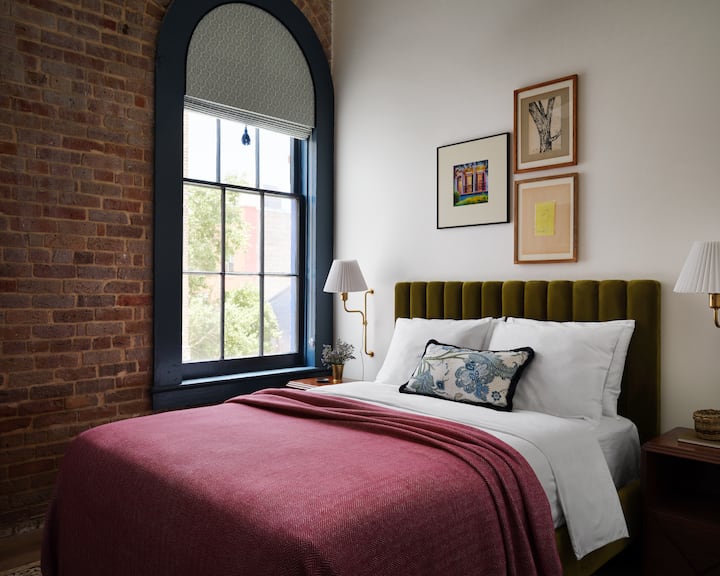 Со елегантен брачен кревет (широк 150-179 см) и стилски мебел, оваа соба нуди сѐ што ви е потребно за релаксирачки престој. 