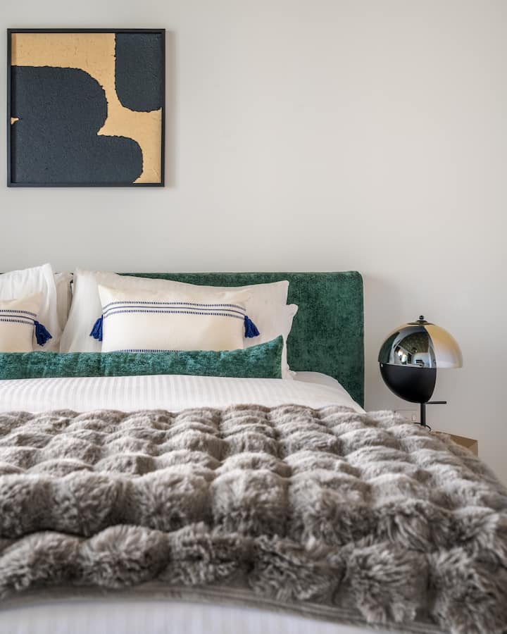 Hlavná spálňa má štýlový dizajn a luxusnú manželskú posteľ s kvalitným matracom hotelového štandardu. Vychutnajte si pohodlie pri spánku s dvoma typmi vankúšov, ktoré vám zabezpečia pokojnú noc pri oddychu v tomto elegantnom útočisku.