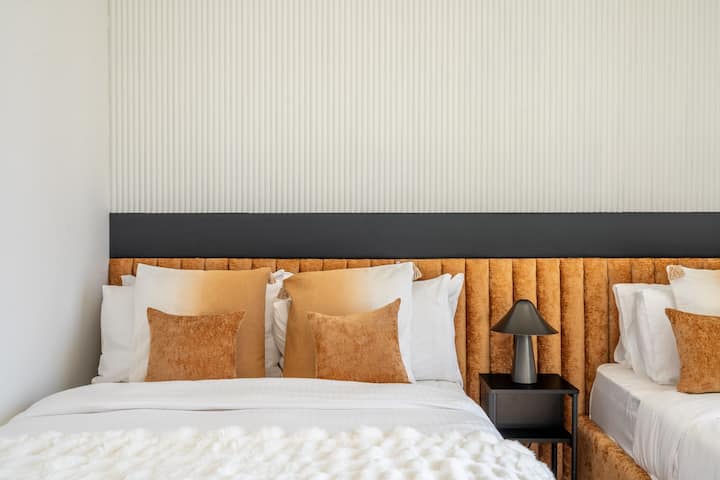 Tretia spálňa sa môže pochváliť manželskou posteľou Queen a jednolôžkom, obe s gélovými penovými matracmi pre najlepší zážitok zo spánku. Tento príjemný priestor so svojou štýlovou výzdobou kombinuje pohodlie a eleganciu, vďaka čomu je ideálnym útočiskom na dovolenku v Dubaji.