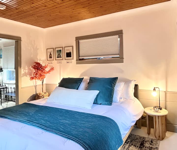 Opustite se u glavnoj spavaćoj sobi koja ima udoban bračni krevet, prirodno svjetlo, pogled na drveće i internetski radio za slušanje omiljenih postaja i podcasta. 