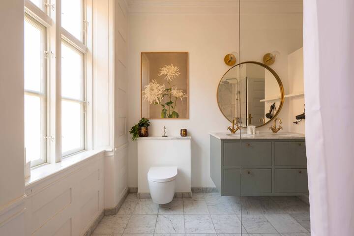 Lovely Apartment Overlooking King’s Garden gallery image 5