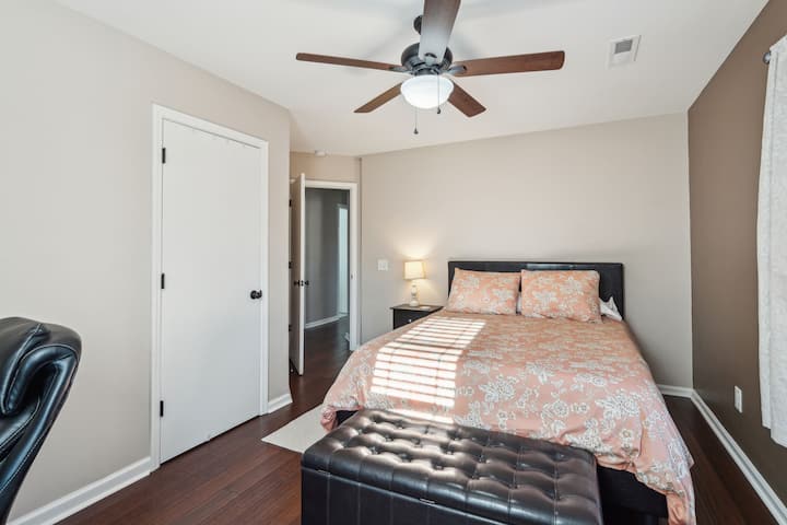 ห้องนอน #3 มีเตียงขนาดใหญ่ตู้เสื้อผ้าและพื้นที่ทำงานพร้อมโต๊ะทำงานสำหรับการทำงานระยะไกล
