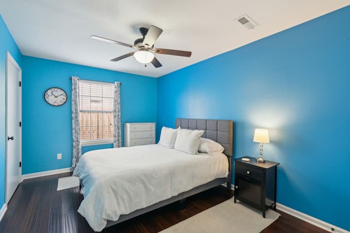 ห้องนอน #2 มีเตียงขนาดควีนไซส์และตู้เสื้อผ้า
