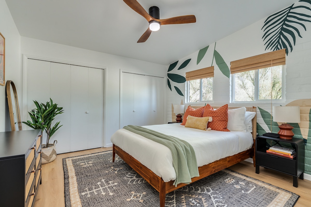 หลบหนีไปยังห้องนอนควีนไซส์ที่น่าอยู่ของเราซึ่งออกแบบมาเพื่อความสะดวกสบาย พัดลมเพดานเพื่อรับลมเย็นๆโคมไฟข้างเตียงและสิ่งอำนวยความสะดวกที่พิถีพิถันเช่นม่านบังแสงแท่นชาร์จและเครื่องเสียงคุณจะรู้สึกเหมือนอยู่บ้าน ตั้งอยู่ในบ้านหลังใหญ่