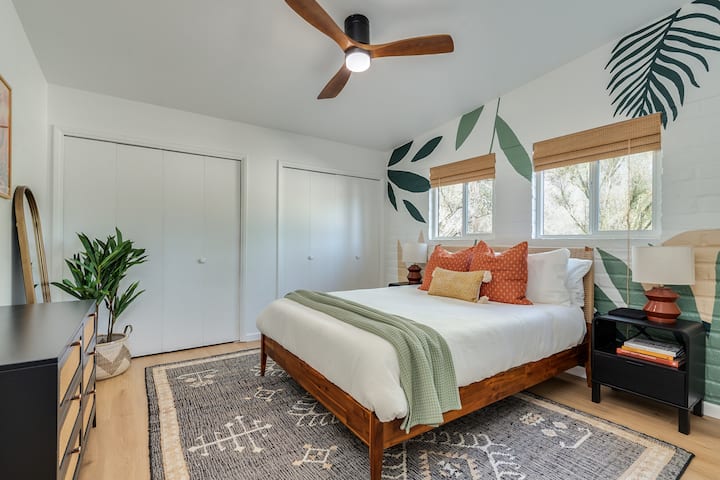 Escape to our inviting queen bedroom, designed for comfort. Ceiling fan for a cool gentle breeze, bedside lamps, and thoughtful amenities like blackout shades, a charging dock and sound machine, you'll feel right at home. Located in the main house.