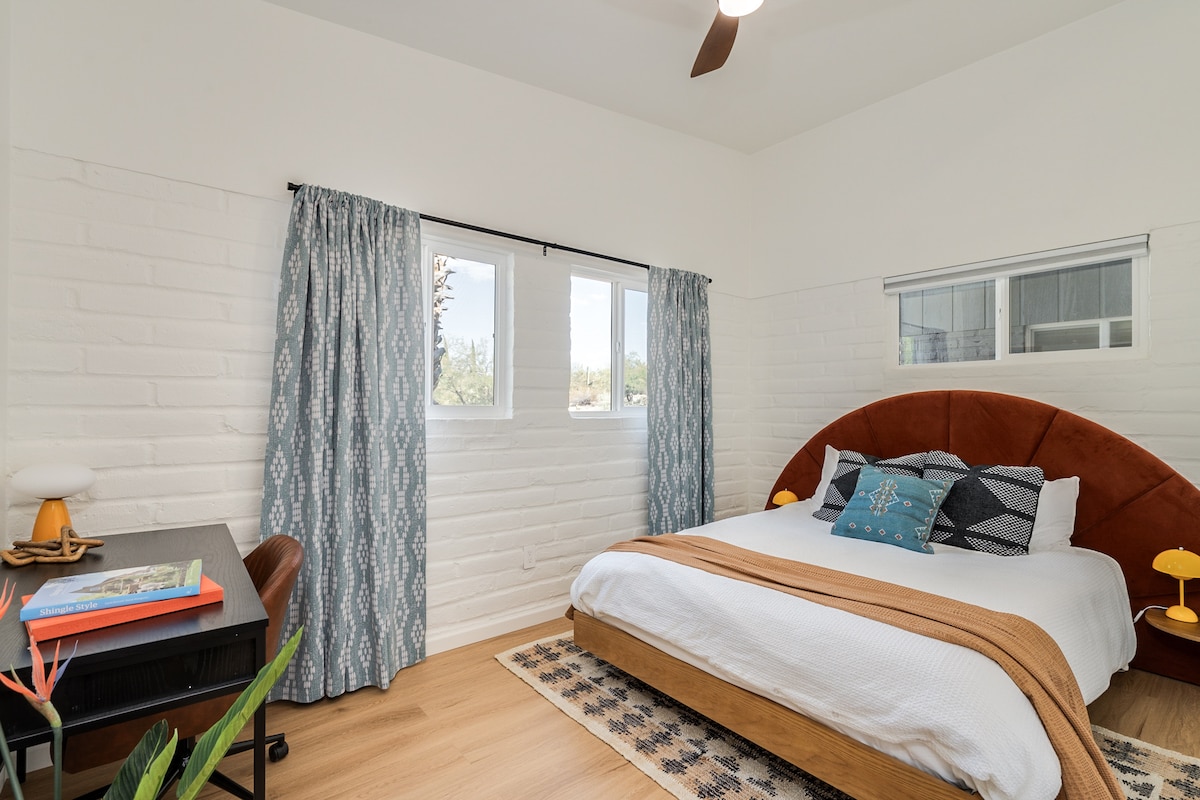 สัมผัสประสบการณ์การพักผ่อนในห้องนอนควีนไซส์ที่อบอุ่นของเรา! มีเตียงที่อบอุ่นพัดลมเพดานโคมไฟข้างเตียงม่านบังแสงรวมถึงแท่นชาร์จโทรศัพท์และเครื่องเสียงที่จะช่วยให้คุณล่องลอยอย่างสงบ ความฝันหวานรอคุณอยู่! ตั้งอยู่ในบ้านหลังใหญ่