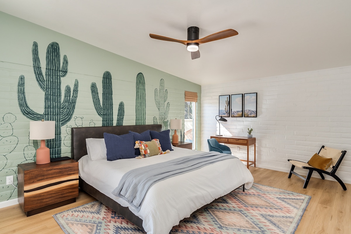 ผ่อนคลายในห้องนอนหลักที่เงียบสงบมีเตียงคิงไซส์หรูหราพัดลมเพดานที่ผ่อนคลายและสิ่งจำเป็นทั้งหมดสำหรับการพักผ่อนยามค่ำคืน: ม่านบังแสงโคมไฟข้างเตียงแท่นชาร์จและเครื่องเสียงเพื่อการพักผ่อนที่ดีที่สุด ตั้งอยู่ในบ้านหลังใหญ่