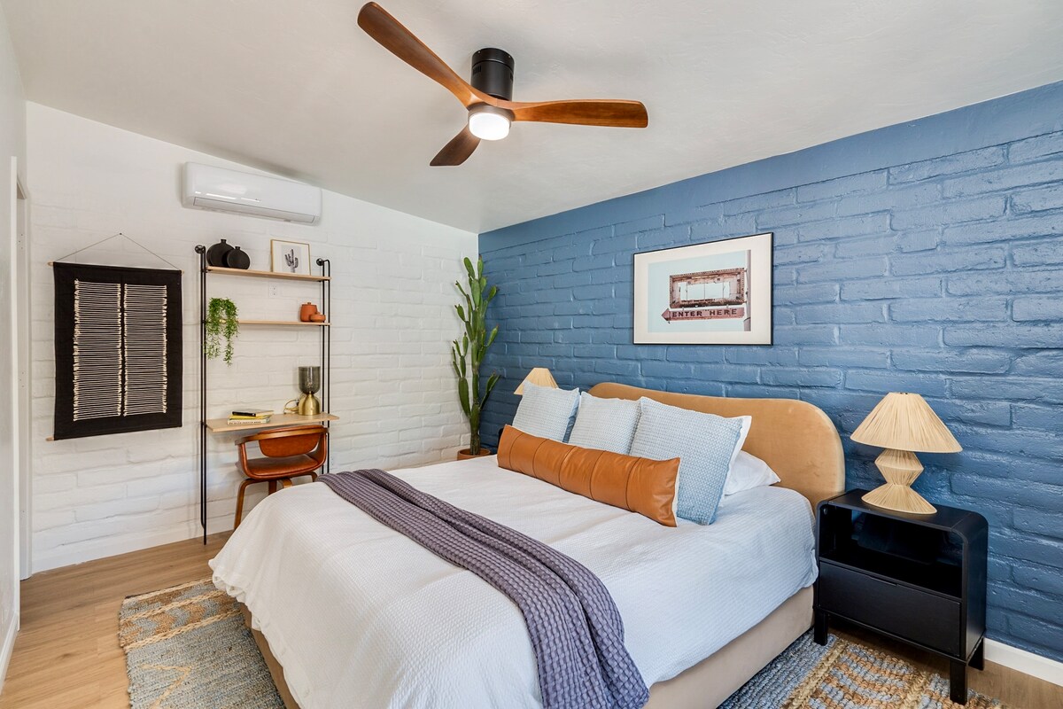 ห้องนอนนี้ตั้งอยู่ในบังกะโลที่อยู่ติดกันมีเตียงควีนไซส์โต๊ะทำงานและเก้าอี้ทำงานรวมถึงพัดลมเพดานโคมไฟข้างเตียงแท่นชาร์จโทรศัพท์นาฬิกาปลุกพร้อมเครื่องเสียงและม่านกันแสง 