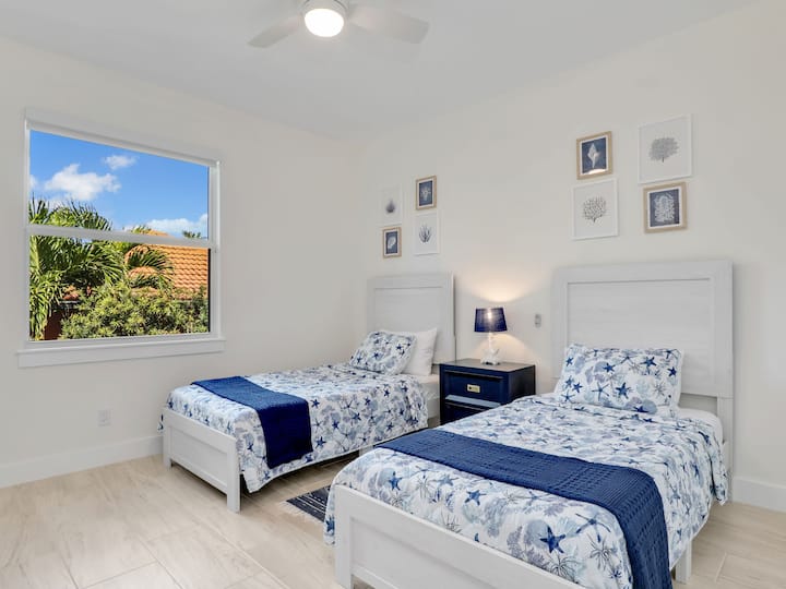 ห้องพักมีเตียงเดี่ยวสองเตียงตกแต่งด้วยเฟอร์นิเจอร์หวายและโทนสีฟ้าที่ผ่อนคลาย มีโต๊ะข้างเตียงส่วนกลางห้องพักมีห้องน้ำส่วนตัว นอกจากนี้ยังมีพื้นที่ตู้เสื้อผ้าเพียงพอสำหรับเก็บของ