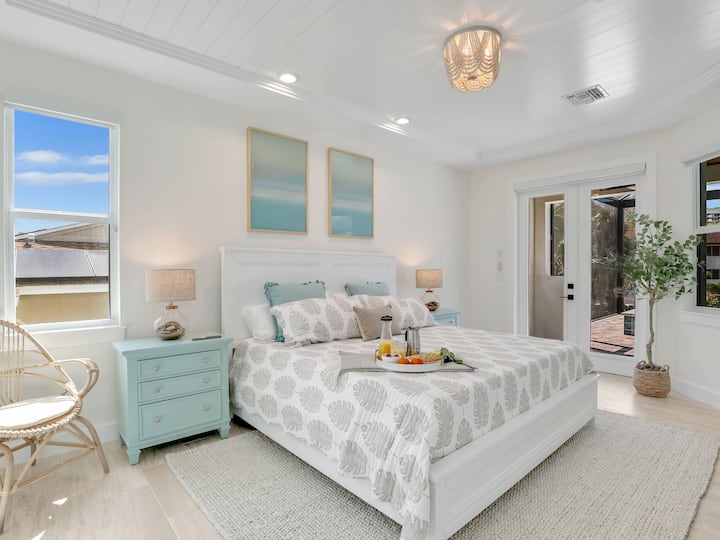 
ห้องนอนใหญ่มีเตียงคิงไซส์ขนาดใหญ่และการตกแต่งที่ได้รับแรงบันดาลใจจากชายฝั่งที่ละมุนละไมและโรแมนติก ประตูฝรั่งเศสเปิดออกสู่ด้านนอก ช่วยให้แสงธรรมชาติเข้ามาได้มากพร้อมวิวที่มีเสน่ห์