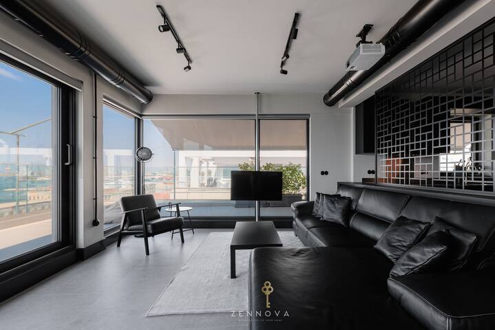 Nero Luxury Flat by Zennova